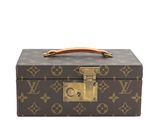 une photo d'une malle Louis Vuitton