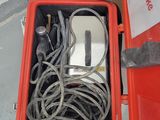 une boîte rouge contenant tout un tas de fils