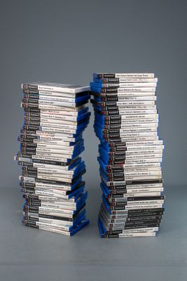 des livres empilés les uns sur les autres sur une surface grise