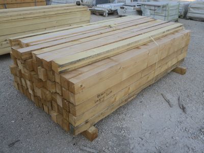 de nombreuses pièces de bois empilées les unes sur les autres