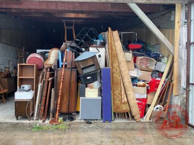 un garage rempli de bric-à-brac et de meubles