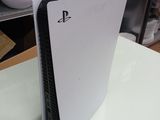 une console de jeux PlayStation blanche posée sur une table