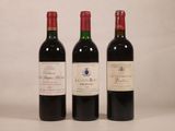 trois bouteilles de vin sont alignées sur une surface blanche