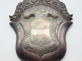une plaque métallique accrochée au mur sur laquelle figure l'image d'un lion