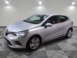 la voiture argentée est garée sur un sol en damier dans le garage
