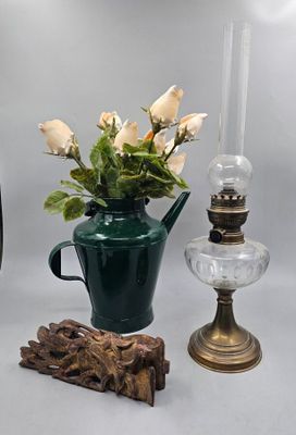 trois vases et une lampe posés sur une table