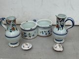 un ensemble de vases et de tasses posés sur une table