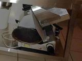 une machine posée sur une table dans une cuisine