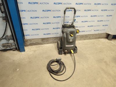 une machine posée au sol devant un mur