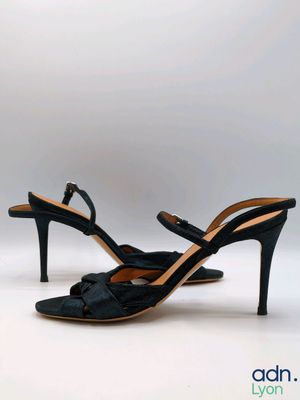 the woman ' s shoes are black and have bows on them