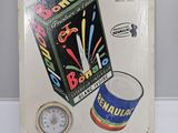 une photo d'un carton de sodas à côté d'une horloge