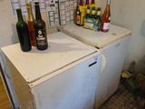 un petit réfrigérateur sur lequel sont posées des bouteilles de bière