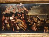 un tableau accroché au mur d'un musée, entouré d'une foule de gens