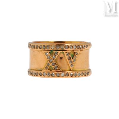 gros plan d'une bague en or avec des diamants sur fond blanc