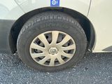 un gros plan d'un pneu de voiture sur lequel est collé un autocollant