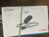 une boîte sur laquelle se trouve un chargeur, posée sur une table