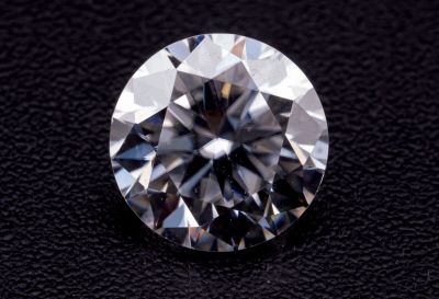 gros plan d'un diamant sur une surface noire