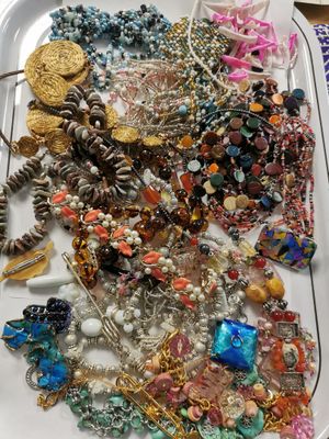 un plateau de bijoux assortis posé sur une table