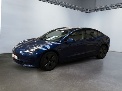 La Tesla Model 3 est garée dans le garage d'un showroom.