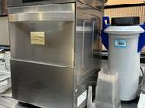 une machine posée sur le comptoir d'une cuisine