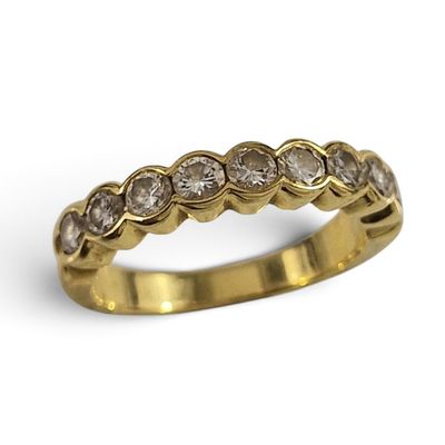 gros plan d'une bague en or avec des diamants sur fond blanc