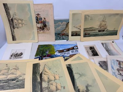 de nombreuses photos de bateaux exposées sur une table