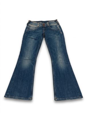 Les jeans des enfants sont alignés et prêts à être enfilés