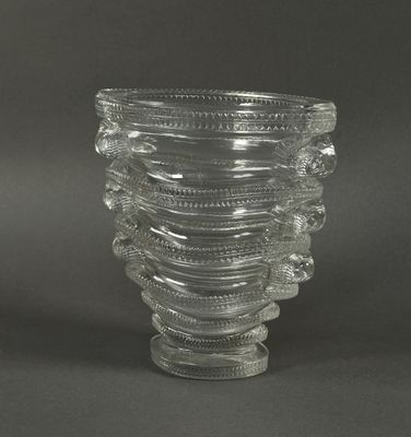 un vase en verre orné d'un motif en spirale