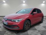 Une Volkswagen Jetta rouge est garée dans une pièce dont le sol est en damier.