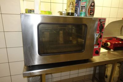 un micro-ondes posé sur une table dans une cuisine