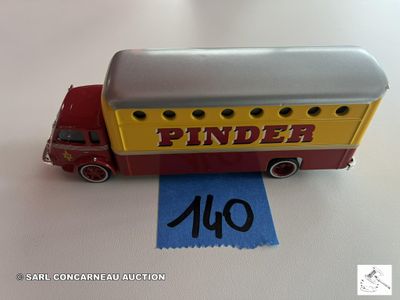 un camion jouet avec un pinder sur le côté