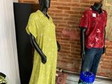 deux mannequins debout l'un à côté de l'autre dans une pièce