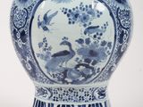 un vase bleu et blanc orné d'un oiseau