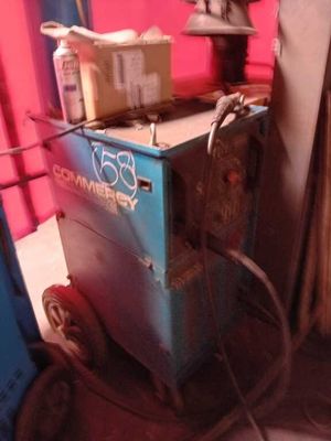 une machine bleue qui se trouve dans une pièce