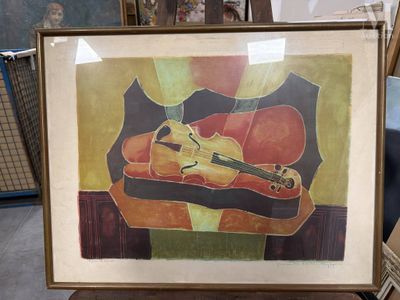 tableau représentant un violon exposé dans une vitrine