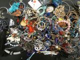 une pile de bijoux assortis sur une table