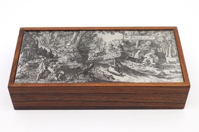une boîte en bois sur laquelle est dessiné un motif sur un fond blanc