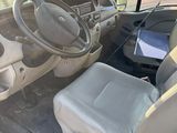 l'intérieur d'une voiture avec un volant et un tableau de bord