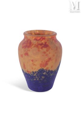 un vase posé sur une surface blanche