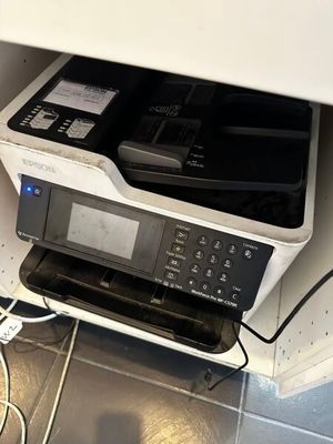 une image d'une imprimante posée dans une armoire