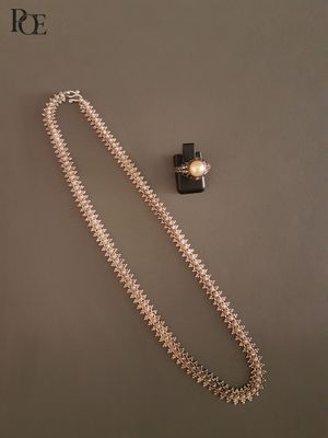 collier et bracelet ornés d'une croix sur fond gris