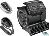 un ventilateur posé à côté d'une télécommande