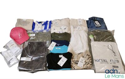 un lot de vêtements posés sur une table
