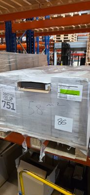 une grande pile de boîtes sur une palette dans un entrepôt