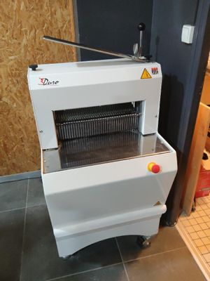 une machine posée sur le sol d'une pièce