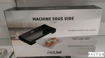 La boîte de la machine sous-large est exposée dans le magasin.