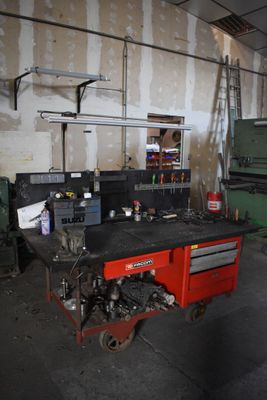 une image d'un établi dans un garage avec des outils