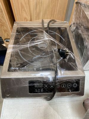 une cuisinière sur laquelle il y a beaucoup de fils