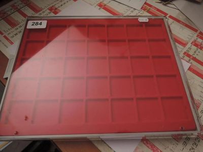 284.57 - Box Monnaies Linder Fond Rouge - TB Etat .