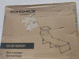 une boîte en carton sur laquelle est représentée une chaise longue